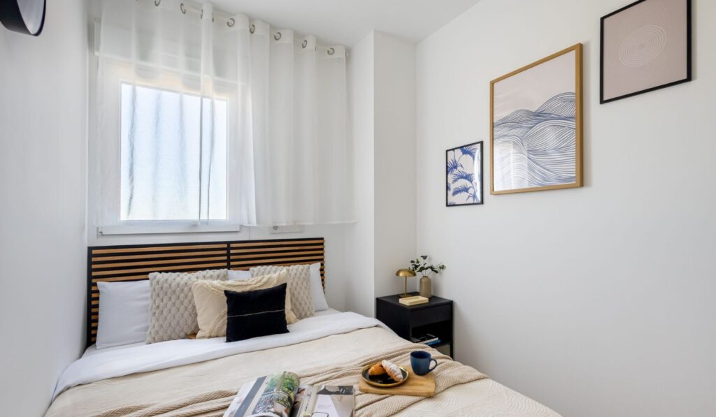 Panorama Valonia — Master bedroom with double bed
