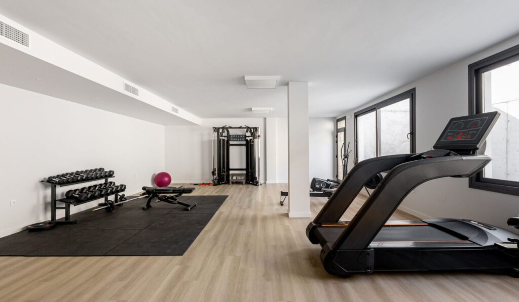 Sea View Playa Flamenca — Residential gym with treadmill and free weights