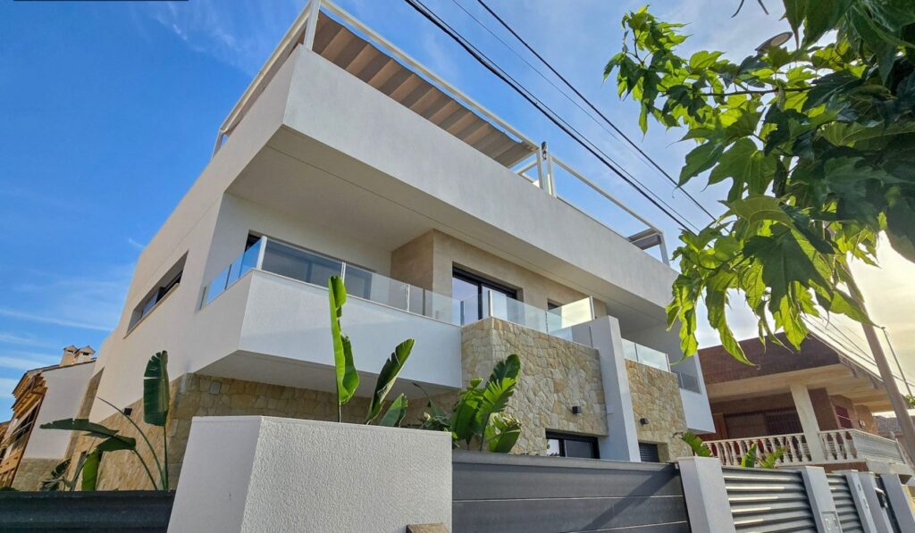 Villa Antonio, El Mojón — Modern façade of the detached villa